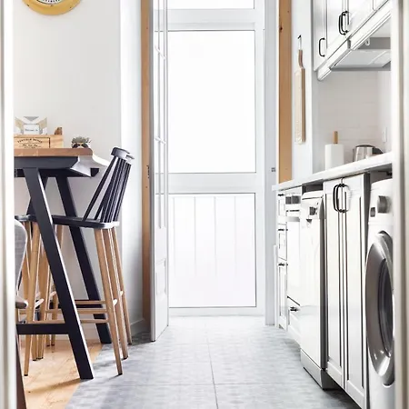 Feel In Stunning Renovated Nest In Graca דירה *