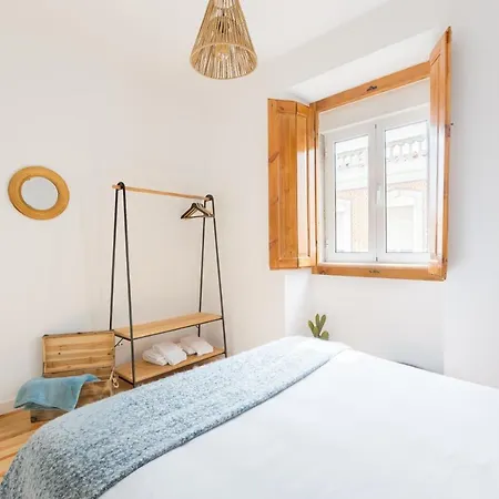 Feel In Stunning Renovated Nest In Graca דירה *